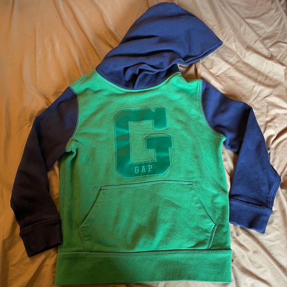 Boys sweat shirt.